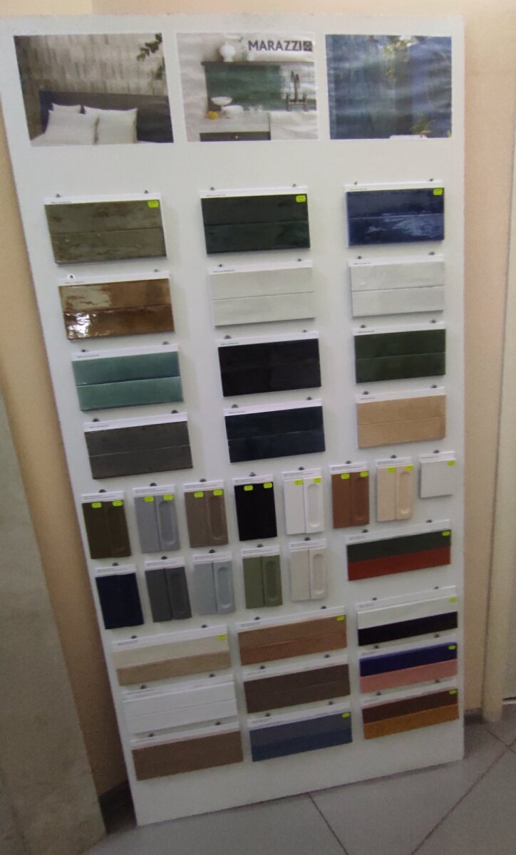 Італійська плитка Marazzi Lume на виставковому стенді в магазині